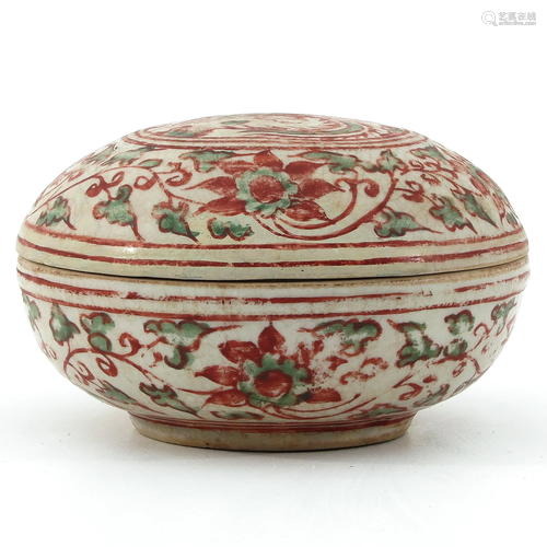 A Swatow Round Box and Cover