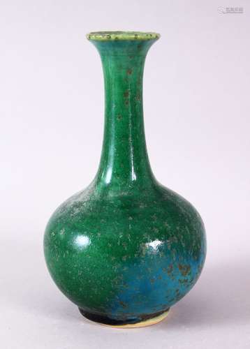 A CHINESE APPLE GREEN AND TURQUOISE FLAMBE STYLE PORCELAIN VASE, with graduating crackle glaze, 16cm