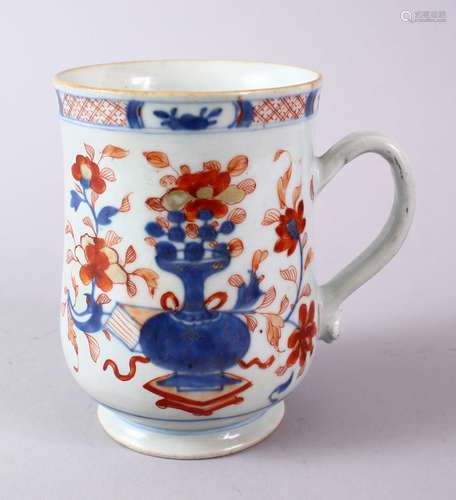 A 18TH/19TH CENTURY CHINESE IMARI PORCELAIN TANKARD, decorated in typical imari palate of flora with