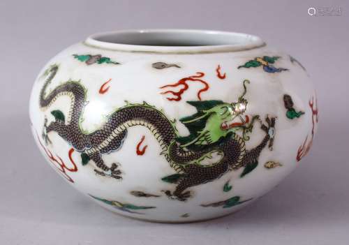 A CHINESE KANGXI STYLE FAMILLE VERTE PORCELAIN DRAGON BRUSH POT, with dragons chasing the pearl