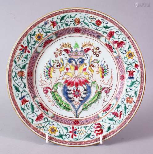 A 18TH CENTURY CHINESE FAMILLE ROSE MULTICOLOURED ARMORIAL PLATE, 23cm diameter.