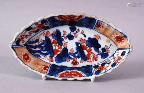 A 19TH CENTURY JAPANESE IMARI DECORATED SPOON TRAY, 15cm long.