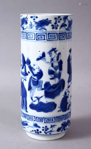 AN 18TH / 19TH CENTURY CHINESE BLUE & WHITE PORCELAIN SLEEVE VASE, the body of the vase decorated