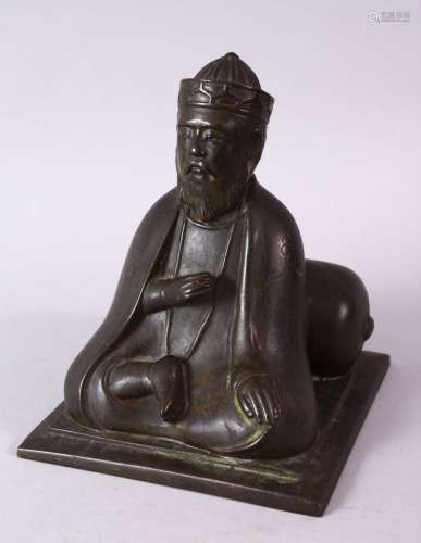 AN 18TH/19TH CENTURY BRONZE SEATED FIGURE OF A SCHOLAR, on a square base, 17cm high.