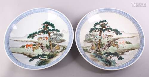 A GOOD PAIR OF CHINESE REPUBLIC FAMILLE ROSE PORCELAIN PLATES, each decorated with figures upon