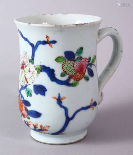 A 18TH/19TH CENTURY CHINESE FAMILLE ROSE FLORAL DECORATED TANKARD, with a ruyi handle, 12.5cm high.