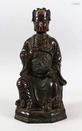 A GOOD CHINESE 19TH / 20TH CENTURY BRONZE FIGURE OF A SEATED EMPEROR, the bronze modelled seated