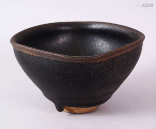 A CHINESE JIANWARE TEA BOWL, with dark brown drip glazed decoration, 11cm diameter.