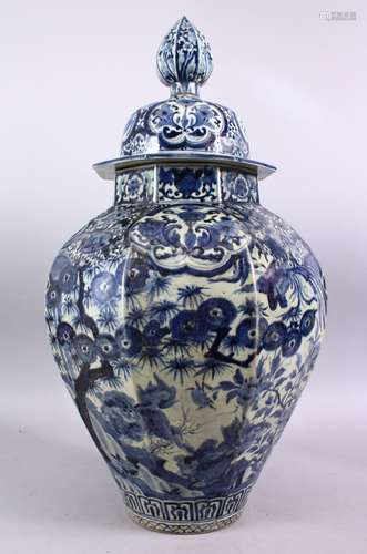 A LARGE EARLY 16TH / 17TH CENTURY JAPANESE BLUE & WHITE IMARI PORCELAIN VASE & COVER, The