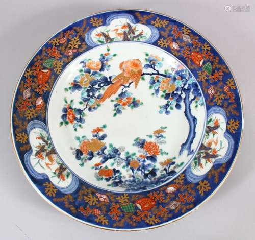 A FINE EARLY 19TH CENTURY JAPANESE IMARI PORCELAIN CHARGER, central decoration of a bird upon a tree