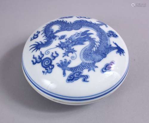 A 19TH / 20TH CENTURY CHINESE BLUE & WHITE PORCELAIN BOX & COVER, decorated with scenes of a