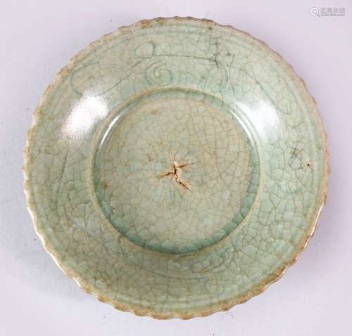 A RARE CHINESE MING CIRCULAR CELEDON DISH, with crackle glaze, 11cm diameter.