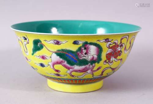 A CHINESE FAMILLE JAUNE QIANLONG STYLE PORCELAIN LION DOG BOWL, decorated upon a yellow ground