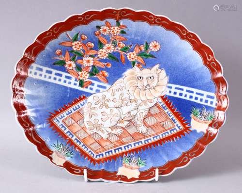 A JAPANESE MEIJI PERIOD IMARI PORCELAIN MOULDED CAT PLATE, with raised decoration of a cat upon a