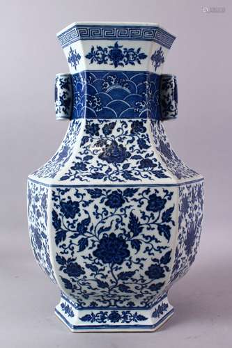 A 19TH / 20TH CENTURY CHINESE BLUE & WHITE PORCELAIN LOTUS ZUN VASE, the body of the vase finely