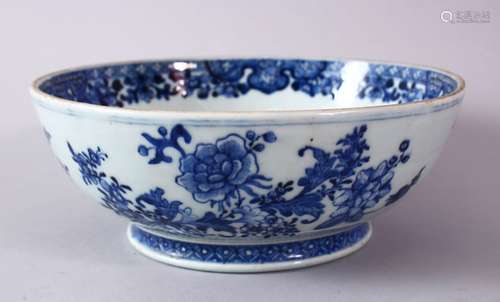 A 18TH/19H CENTURY CHINESE POSSIBLE QIANLONG BLUE AND WHITE PORCELAIN BOWL, with native floral