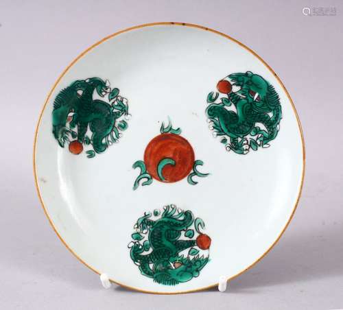 AN 18TH / 19TH CENTURY CHINESE FAMILLE VERTE PORCELAIN SAUCER DISH, with decoration of dragon