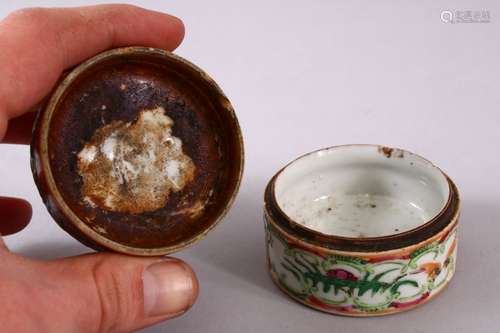 A 19TH CENTURY CHINESE CANTON FAMILLE ROSE PORCELAIN BOX & COVER, with panels of figures interior