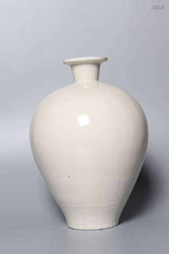 Chinese Ding Wave Porcelain Plum Bottle