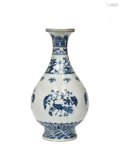 CHINESE MING STYLE BLUE AND WHITE PORCELAIN VASE