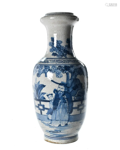 BEAUTIFUL CHINESE BLUE AND WHITE PORCELAIN VASE