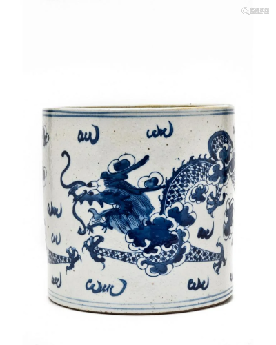 CHINESE BLUE AND WHITE PORCELAIN DRAGON POT