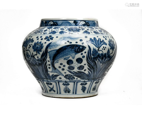 CHINESE MING STYLE BLUE AND WHITE PORCELAIN VESSEL