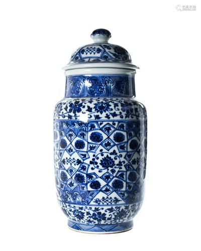 BEAUTIFUL CHINESE BLUE AND WHITE PORCELAIN JAR