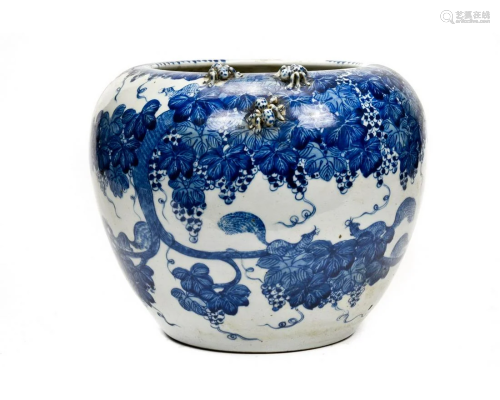 LARGE CHINESE BLUE AND WHITE PORCELAIN JAR