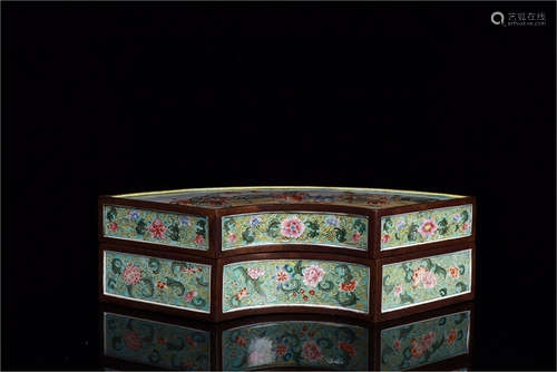 A Chinese Porcelain Box with Cover