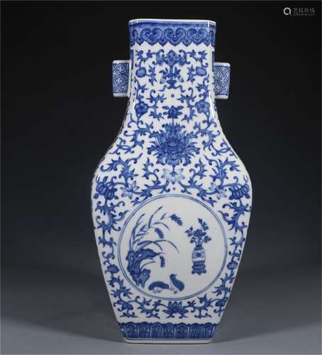 A Chinese Blue and White Porcelain Vase