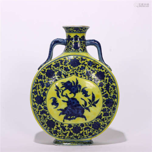 a chinese yellow gourd blue and white vase