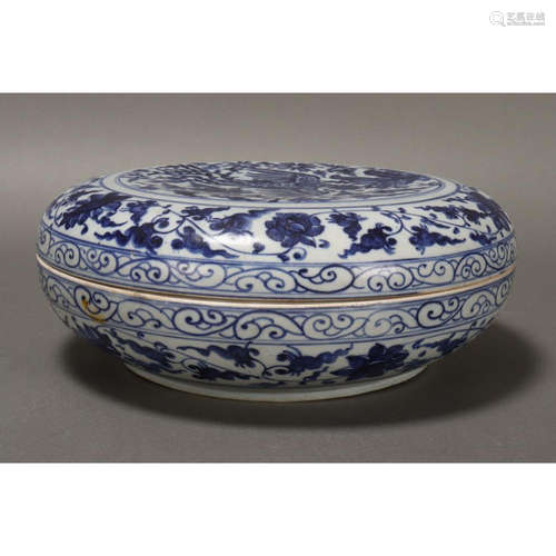 a chinese blue and white box