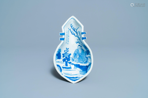A Chinese lute-shaped blue and white ko-sometsuke plate