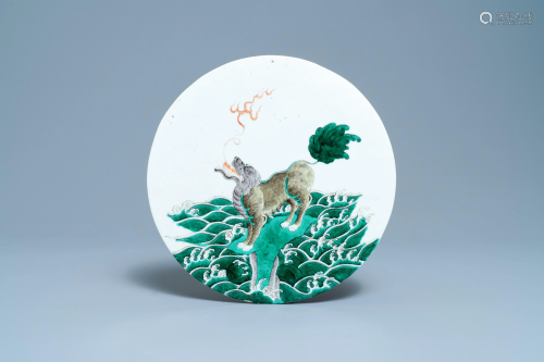 A round Chinese famille verte 'qilin' plaque, 19th C.