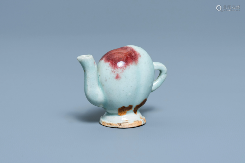 A Chinese miniature peach-shaped cadogan teapot with