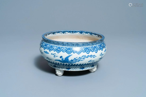 A Japanese blue and white Arita tripod censer, Edo,