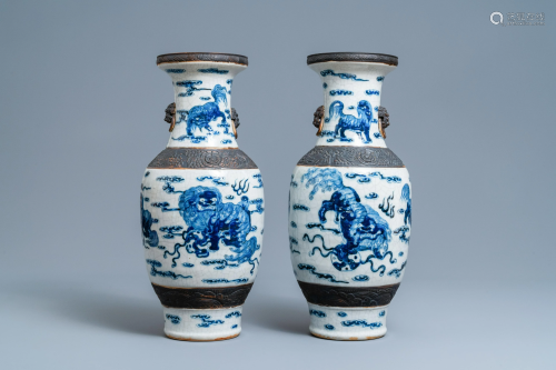 A pair of Chinese blue and white Nanking crackle-glazed