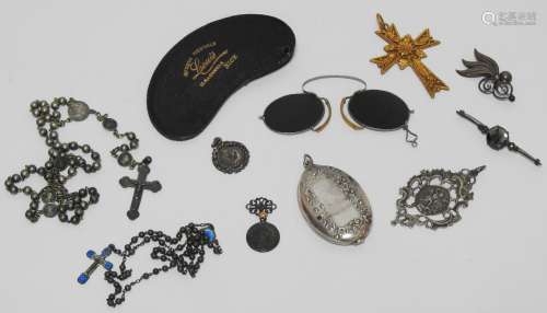 首饰及杂项包括：光学元件、金金属十字架、宗教奖章、纪念盒。
