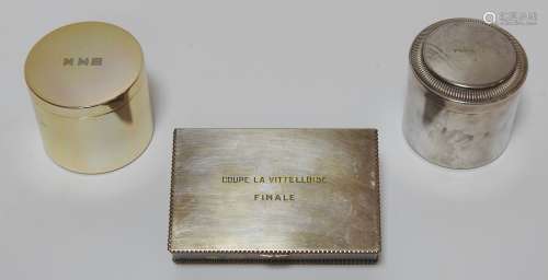 3个有盖镀银金属盒的会议H.7.5、8和3厘米穿着