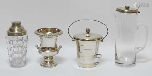 镀银金属批包括：桔子水壶、冰桶、药用形花瓶和摇瓶。穿着