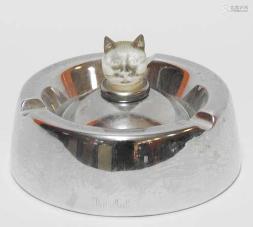 行进的蜡烛。镀铬金属烟灰缸中央装饰着Lalique味道的水晶猫头。标记的Marchal。直径15厘米