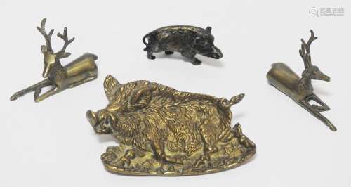 一批青铜器包括一个野猪装饰袋、两只雄鹿和一只野猪。整洁：9 x 15厘米/鹿：高：7厘米。穿着