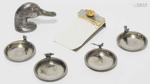 套装包括一个镀银金属的木鸡剪贴板支架，一个鸭子开瓶器和四个动物装饰的杯子。杯子直径：8.5厘米穿着