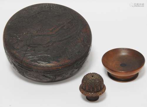 拍品包括雕有远东风味的圆形木盒子、做工精细的芋头坚果、小镟木杯等。直径18,5 cmboite : / H. 螺母 : 5.5 cm / 直径杯 : 8.5 cm.使用和小事故