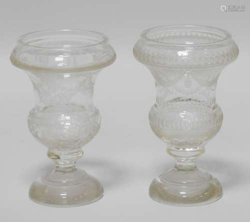 两件小的美第奇水晶花瓶的团聚，上面精雕细刻着花环和饰物。高度：12.5和13厘米脚下的齿轮