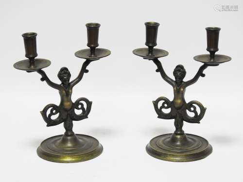 一对文艺复兴时期风格的青铜烛台，有两只光臂。纪元高度：28厘米一的基础上的磨损和冲击