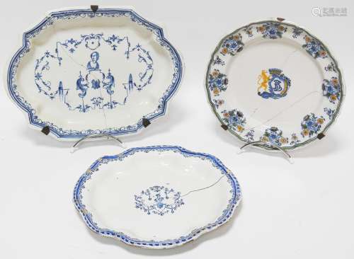 鼠标陶器拍品包括两个盘子和一个盘子，盘子上饰有贝兰和皇冠图案。十八世纪时期事故和修复