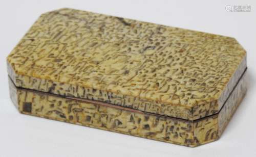 长方形的硬石盒，边角有切角，金金属边，内衬另一种硬石。19世纪意大利作品2 x 9.5 x 5.5厘米。残缺