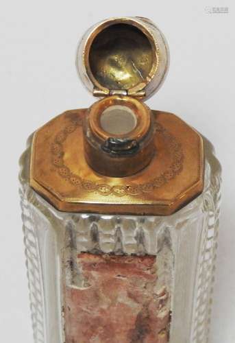 切花玻璃和金框的盐瓶。18世纪后期高度：9厘米磨损。缺少内盖。